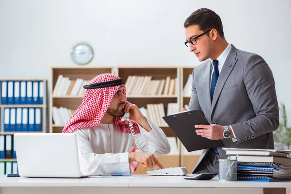 Diverso concetto di business con uomo d'affari arabo — Foto Stock