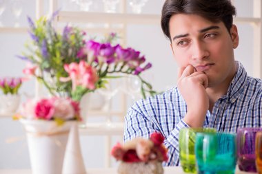 Genç yakışıklı dükkândan alışveriş yapıyor.