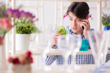 Adam dükkanda alışveriş yapıyor ve karısını arıyor.