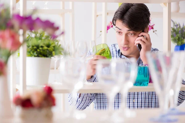 Adam dükkanda alışveriş yapıyor ve karısını arıyor.