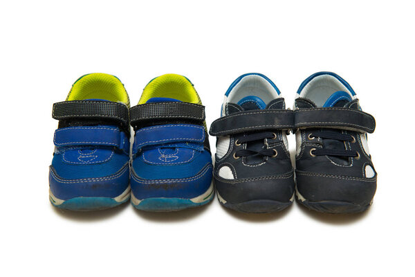 Детская обувь на белом фоне
