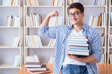 Kitapları olan genç bir öğrenci sınavlara hazırlanıyor.