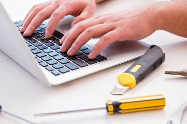 Bilgisayar tamircisi bilgisayar dizüstünü onarıyor