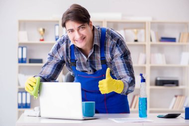 Ofiste çalışan erkek temizlikçi.