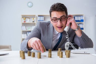 Ticari büyüme kavramında altın sikkeleri olan bir işadamı