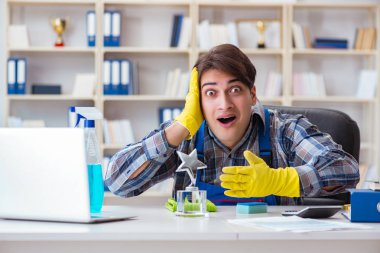 Ofiste çalışan erkek temizlikçi.