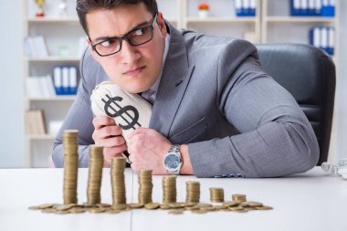 Ticari büyüme kavramında altın sikkeleri olan bir işadamı