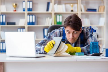 Adam temizleyici gizli belgeleri çalıyor.