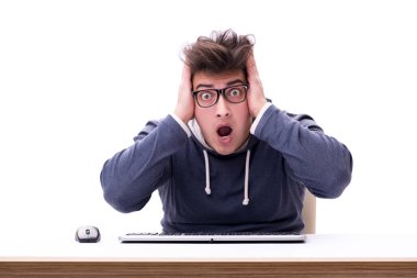 Bilgisayarda çalışan komik inek adam beyazla izole edilmiş.