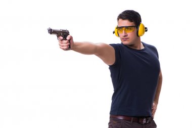 Beyazlara izole edilmiş bir şekilde silahtan spor atışı yapan adam.