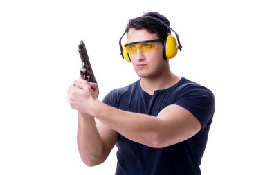 Beyazlara izole edilmiş bir şekilde silahtan spor atışı yapan adam.