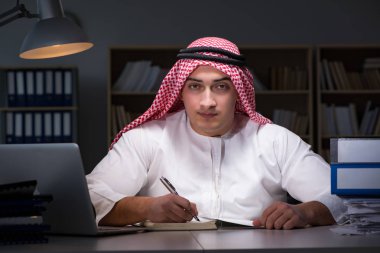 Arap işadamı ofiste geç saatlere kadar çalışıyor