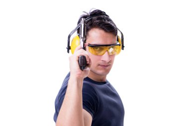 Beyazlara izole edilmiş bir şekilde silahtan spor atışı yapan adam.