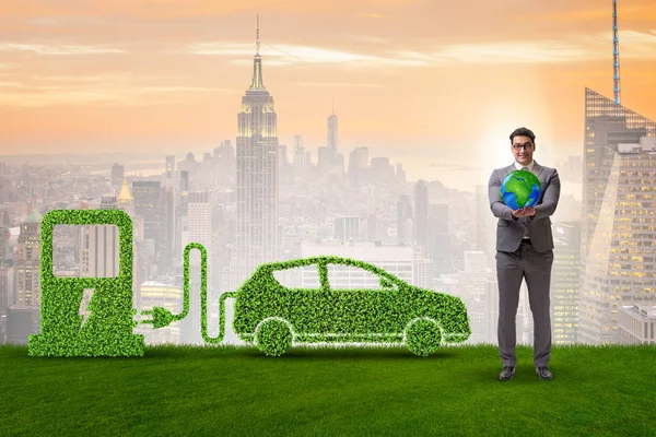 Conceito de carro elétrico no conceito de ambiente verde — Fotografia de Stock