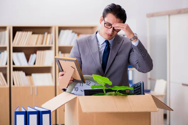 Mann zieht mit Kiste und Habseligkeiten um — Stockfoto