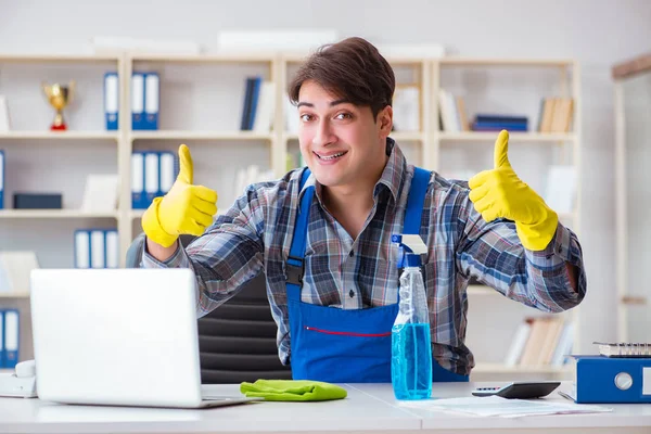 Ofiste çalışan erkek temizlikçi.