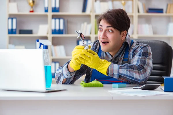 Male cleaner working in the office — Stock Photo, Image