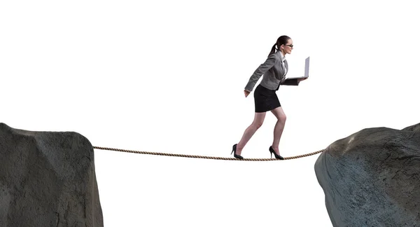 Mujer de negocios caminando en la cuerda floja en el concepto de negocio — Foto de Stock