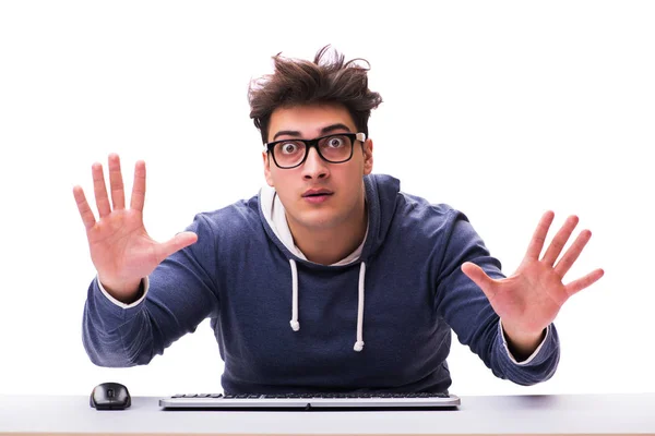 Divertente nerd uomo lavorando su computer isolato su bianco — Foto Stock