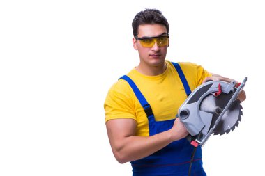 Daire üzerinde beyaz izole testere ile tulum giyen marangoz