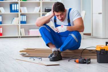 Zemin kaplamalarında çalışan genç bir işçi.