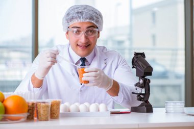 Besin uzmanı gıda ürünlerini laboratuarda test ediyor.