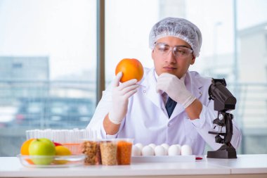 Besin uzmanı gıda ürünlerini laboratuarda test ediyor.