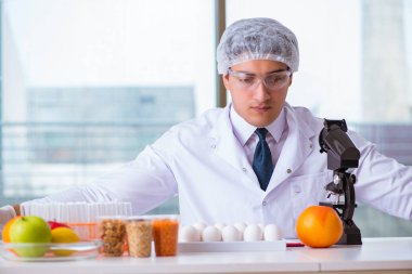 Besin uzmanı gıda ürünlerini laboratuarda test ediyor.