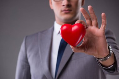 Aşk kavramı kırmızı kalp tutan işadamı