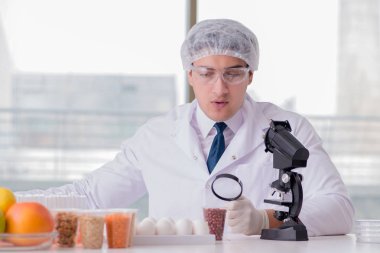 Besin uzmanı gıda ürünlerini laboratuarda test ediyor.