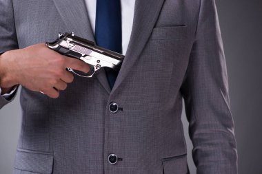 Cebinden silahını çekerek işadamı