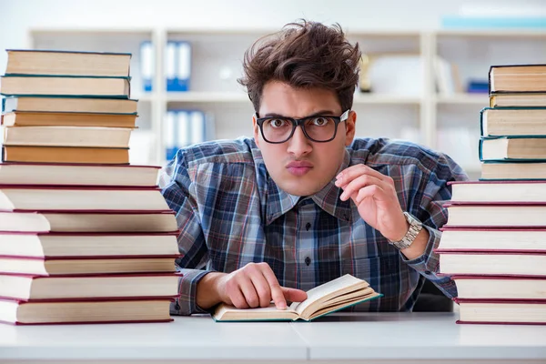 Nerd legrační student příprava na univerzitní zkoušky — Stock fotografie