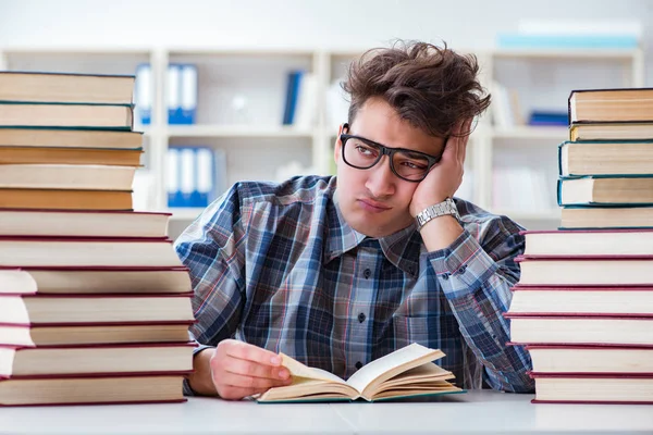 Nerd studente divertente preparazione per gli esami universitari — Foto Stock