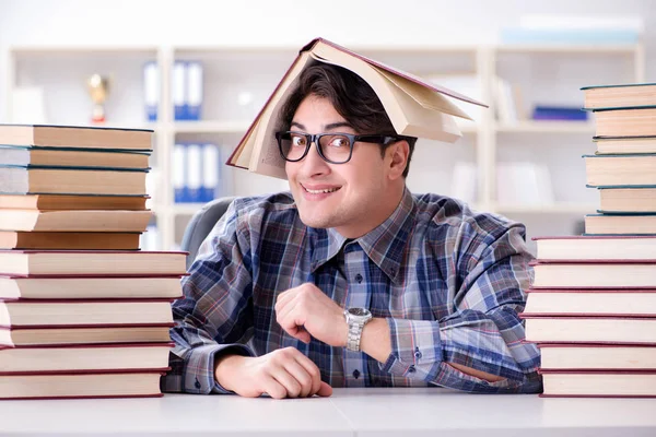 Nerd estudante engraçado se preparando para exames universitários — Fotografia de Stock