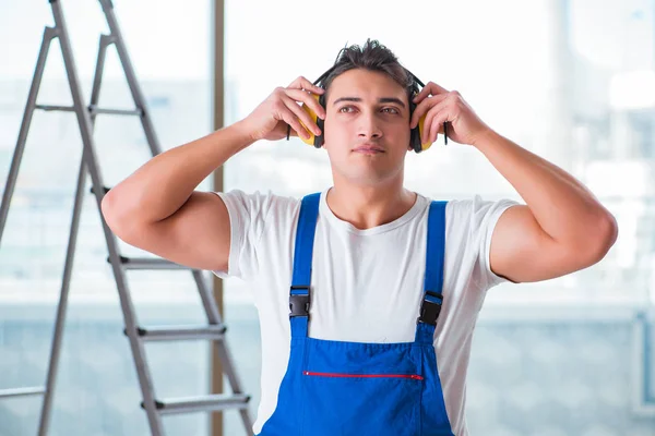 Trabajador con auriculares de cancelación de ruido —  Fotos de Stock