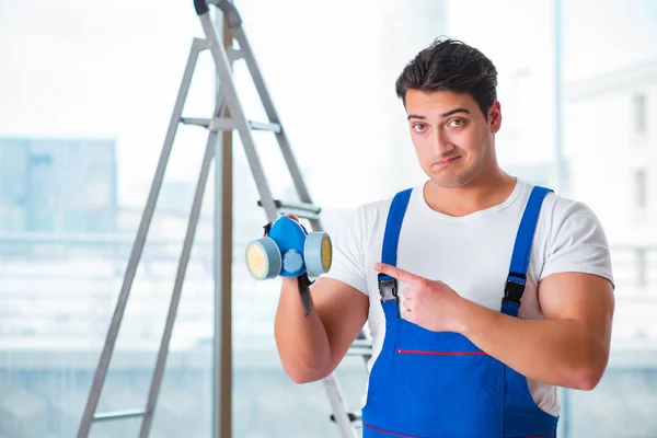 Trabajador joven con máscara protectora de gas facial — Foto de Stock