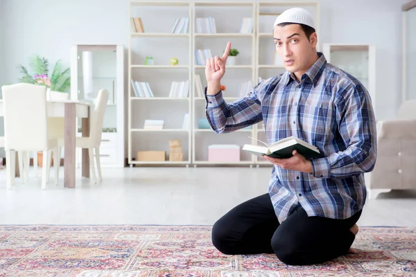 Мусульманин молится дома — стоковое фото