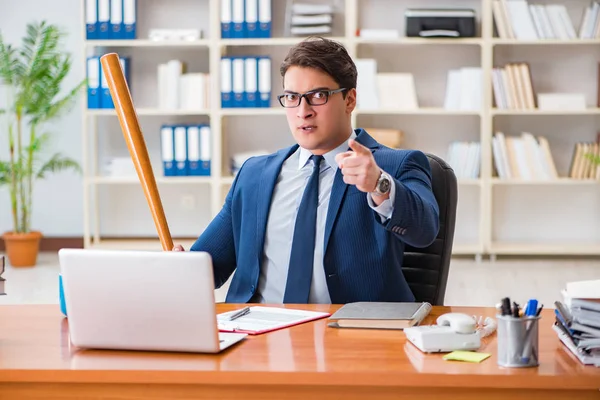 Arg aggressiv affärsman på kontoret — Stockfoto