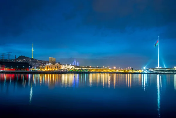Ночной вид на площадь флага в Баку Азербайджан — стоковое фото