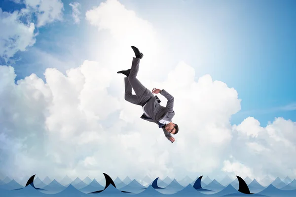 Podnikatel padající do moře se žraloky — Stock fotografie