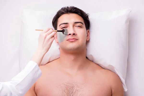 Bello uomo in spa massaggio concetto — Foto Stock