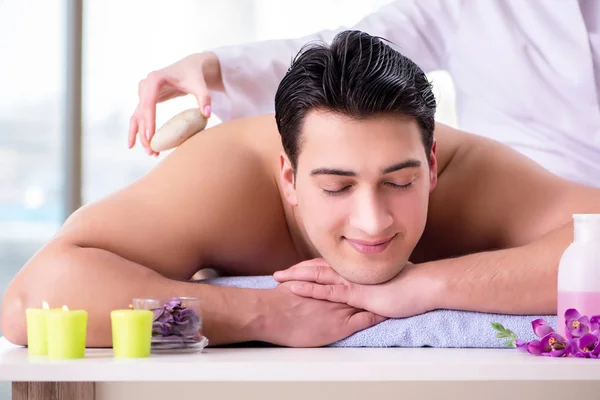 Przystojny mężczyzna w koncepcji masażu spa — Zdjęcie stockowe