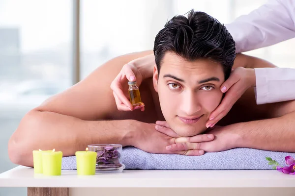 Bello uomo in spa massaggio concetto — Foto Stock