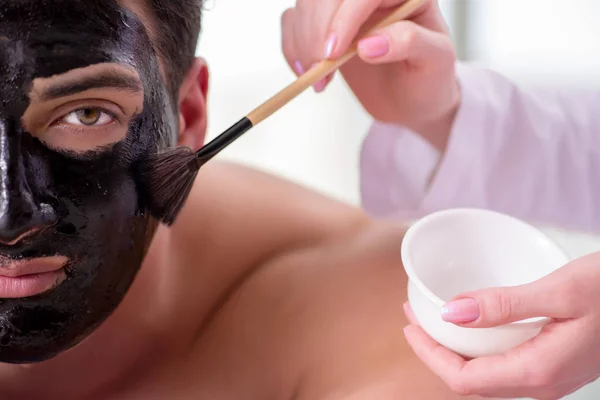 Bonito homem no conceito de massagem spa — Fotografia de Stock