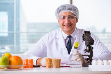 Besin uzmanı gıda ürünlerini laboratuarda test ediyor.