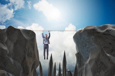 İş adamı tehlikede ipte sallanıyor