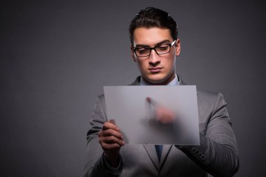 Tablet bilgisayarda çalışan yakışıklı işadamı
