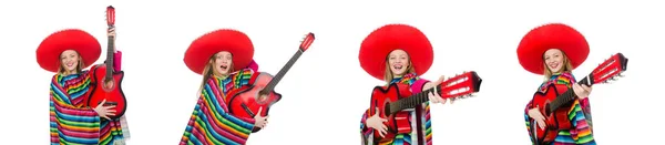 Jolie fille au poncho mexicain avec guitare isolée sur blanc — Photo