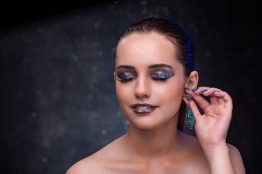 Güzel kadın güzel mücevher ile