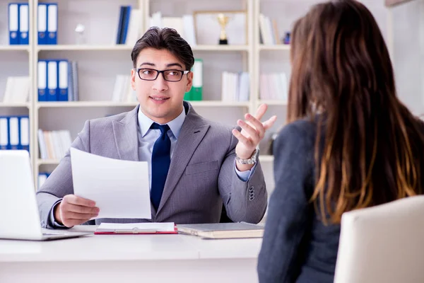 Reunión de negocios entre hombre de negocios y mujer de negocios — Foto de Stock